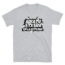 Cargar imagen en el visor de la galería, Camiseta &quot;Askatu Etxera en la Kotxera&quot;