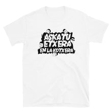 Cargar imagen en el visor de la galería, Camiseta &quot;Askatu Etxera en la Kotxera&quot;